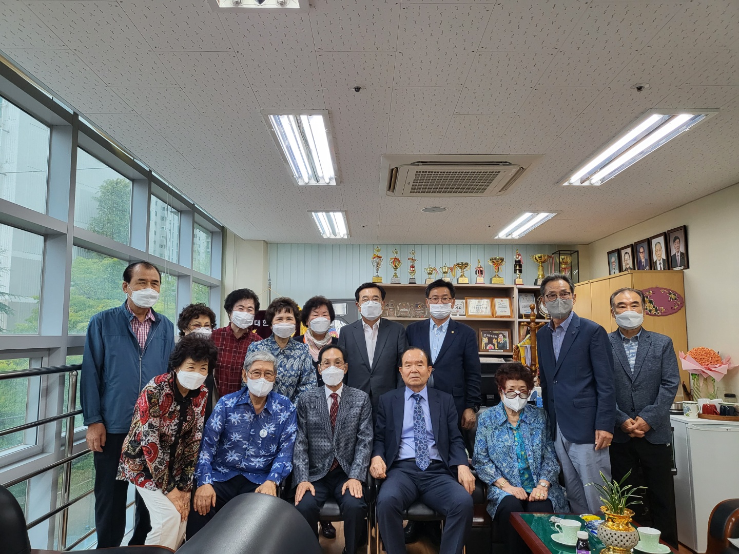진구노인회 임원진 국회의원 방문 ..